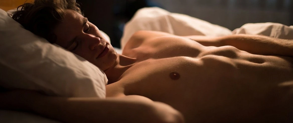 sexy gay laying on bed for jerkmen chat